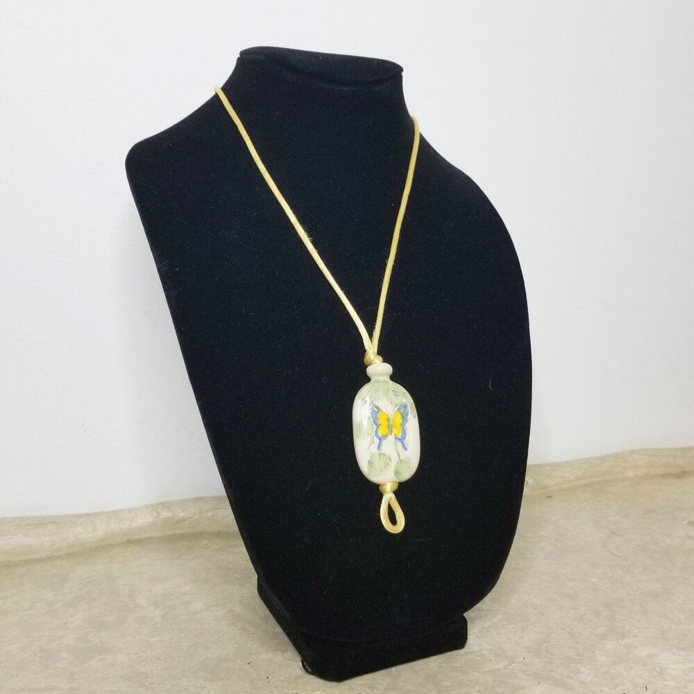 Vintage 1979 Avon "Tender Butterfly" Pendant Necklace - Picture 3 of 5